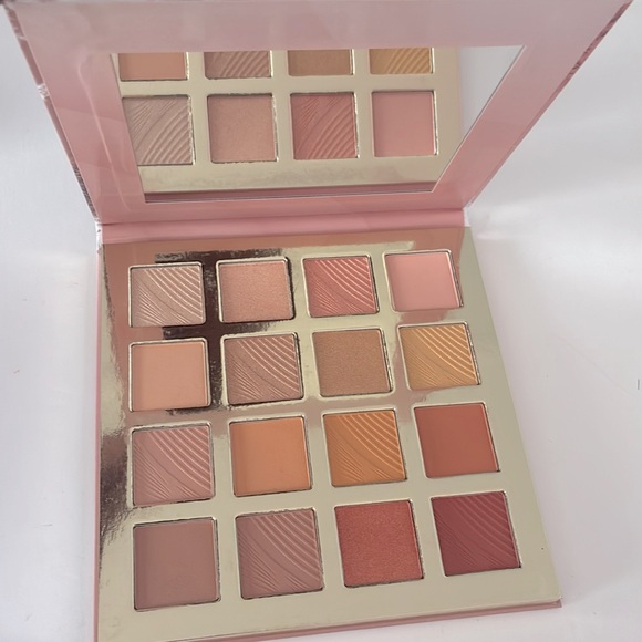 ✨🌿Ellen Tracy Truth or Bare Eyeshadow Palette - Picture 3 of 4